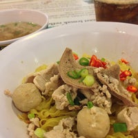 Photo taken at Tai Wah Pork Noodle by Mikihiro S. on 7/23/2013