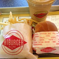 รูปภาพถ่ายที่ Fat Burger โดย Casper H. เมื่อ 5/10/2013