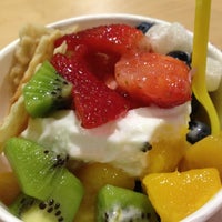 Photo taken at Zinga! Frozen Yogurt Saugus by Huihui N. on 12/27/2012