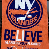5/5/2013 tarihinde Eric W.ziyaretçi tarafından New York Islanders Team Store'de çekilen fotoğraf