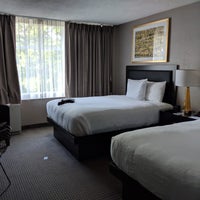 Das Foto wurde bei Capitol Skyline Hotel von kendra am 6/26/2018 aufgenommen