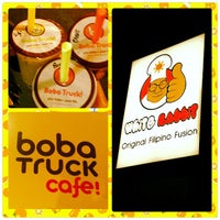 รูปภาพถ่ายที่ White Rabbit Fusion Cafe/Boba Truck Cafe โดย Laura F. เมื่อ 12/9/2012