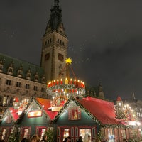 Photo taken at Weihnachtsmarkt Rathausmarkt by thomas. on 12/8/2022