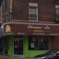 Foto tirada no(a) Shangri-La Vegetarian por Rosie Mae em 9/1/2016