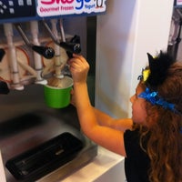 รูปภาพถ่ายที่ SnoYo Gourmet Frozen Yogurt &amp;amp; Ice Cream โดย sarah เมื่อ 10/27/2012