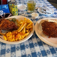 Photo taken at Gus&amp;#39;s World Famous Fried Chicken by Renata P. on 3/25/2022