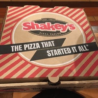 Das Foto wurde bei Shakey&amp;#39;s Pizza Parlor von Tammy M. am 5/31/2019 aufgenommen