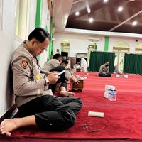 Photo taken at Masjid Nurul Iman Logistik Mabes Polri Cipinang by Danny A. on 8/3/2022