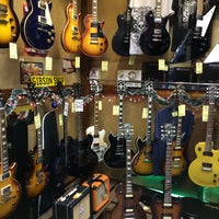 Foto diambil di Gibson Shop oleh Julik S. pada 12/27/2014