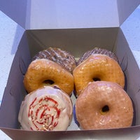 รูปภาพถ่ายที่ California Donuts โดย Victoria M. เมื่อ 2/28/2024