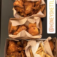 Foto diambil di Honey&#39;s Kettle Fried Chicken oleh Victoria M. pada 9/16/2020