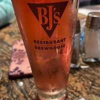 Photo taken at BJ&amp;#39;s Restaurant &amp;amp; Brewhouse by Victoria M. on 7/12/2022