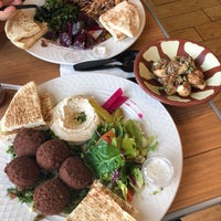 Das Foto wurde bei Fresh Pita Organic Express Organic Mediterranean Restaurant von Victoria M. am 4/5/2018 aufgenommen