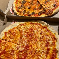 Das Foto wurde bei Joe&amp;#39;s Pizza von Victoria M. am 6/30/2022 aufgenommen