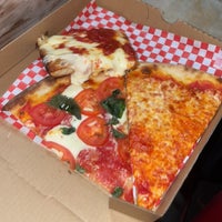 Das Foto wurde bei Joe&amp;#39;s Pizza von Victoria M. am 10/4/2023 aufgenommen