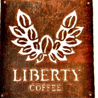 6/1/2013 tarihinde Ron P.ziyaretçi tarafından Liberty Coffee'de çekilen fotoğraf