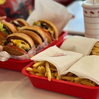 Photo taken at In-N-Out Burger by Giova on 11/17/2021