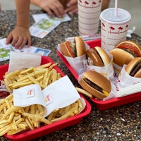 Photo taken at In-N-Out Burger by Giova on 8/5/2022
