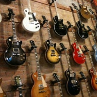 รูปภาพถ่ายที่ Esse Music Store โดย Kyvin S. เมื่อ 12/22/2012