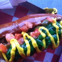 Foto scattata a Samson&amp;#39;s Gourmet Hot Dogs da Maya F. il 3/10/2014