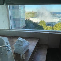 Снимок сделан в Radisson Hotel &amp;amp; Suites Fallsview, ON пользователем Hime-chan K. 9/23/2022