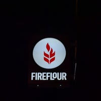 รูปภาพถ่ายที่ Fireflour Pizza + Coffee Bar โดย Maricel G. เมื่อ 10/5/2017