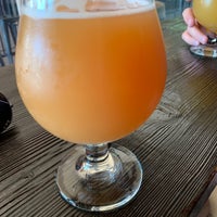 Foto scattata a House of Pendragon Brewing Co. da Lori B. il 8/4/2019