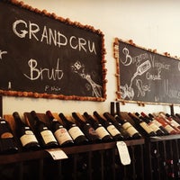 7/24/2016 tarihinde Mizi N.ziyaretçi tarafından Wine &amp;amp; Vino Boutique'de çekilen fotoğraf