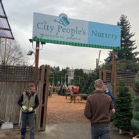 Foto tirada no(a) City People&amp;#39;s Garden Store por Miles H. em 12/1/2019