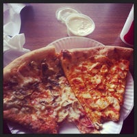 8/29/2013 tarihinde Chase B.ziyaretçi tarafından Nat&amp;#39;s Pizza'de çekilen fotoğraf