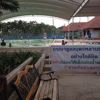 Photo taken at สระว่ายน้ำ สวนหลวง ร.9 by fame on 4/9/2014