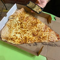 6/17/2022 tarihinde Stephi H.ziyaretçi tarafından Jumbo Slice Pizza'de çekilen fotoğraf