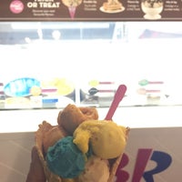 Photo taken at Baskin-Robbins by Tottto F. on 10/24/2015