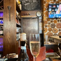Photo prise au The Moonshiners Southern Table + Bar par Beverly D. le4/28/2023