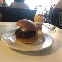 Foto diambil di Burger &amp;amp; Shake oleh Yury V. pada 8/13/2019