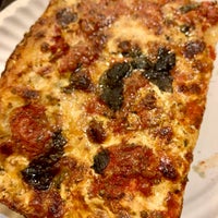 Foto diambil di Louie&amp;#39;s Pizzeria and Restaurant oleh PJ D. pada 11/16/2023