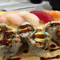Foto tirada no(a) Mogu Sushi por PJ D. em 7/29/2015