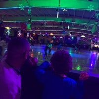 Das Foto wurde bei Rollerdome Family Fun Center von Eliza W. am 12/27/2017 aufgenommen