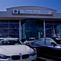 7/24/2013 tarihinde Tom Bush Family of Dealershipsziyaretçi tarafından Tom Bush BMW Jacksonville'de çekilen fotoğraf