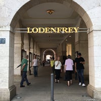 Das Foto wurde bei LODENFREY München am Dom von Khalid am 7/30/2019 aufgenommen