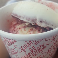 4/10/2017 tarihinde Paul N.ziyaretçi tarafından Sprinkles Dallas Ice Cream'de çekilen fotoğraf