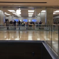 Photo taken at Apple Chatswood Chase by Arabelle on 10/25/2017