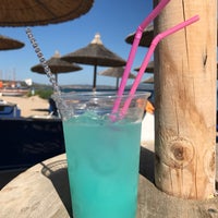 Снимок сделан в Beach Bar Blue Dolphin Hotel **** пользователем Denitza D. 7/28/2017