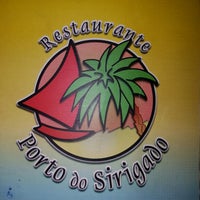 Foto diambil di Restaurante Porto do Sirigado oleh Wellington M. pada 5/21/2017
