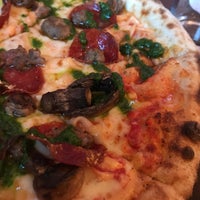 4/8/2017 tarihinde Ernie B.ziyaretçi tarafından ZuriLee Pizza'de çekilen fotoğraf