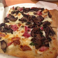 6/13/2014 tarihinde Ernie B.ziyaretçi tarafından Pizza By La Grolla'de çekilen fotoğraf