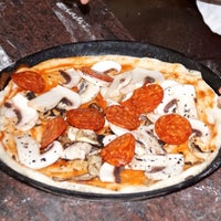 Photo prise au Pizzeria Aroma par Aroma pizzeria le5/12/2013