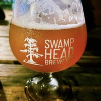 รูปภาพถ่ายที่ Swamp Head Brewery โดย Chris C. เมื่อ 2/12/2023