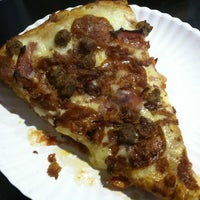 Das Foto wurde bei Tony&amp;#39;s Pizza von Cory H. am 10/22/2012 aufgenommen