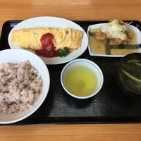 Photo taken at 桜木食堂 by tono on 5/30/2017
